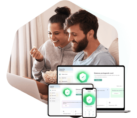 um casal olhando para um notebook